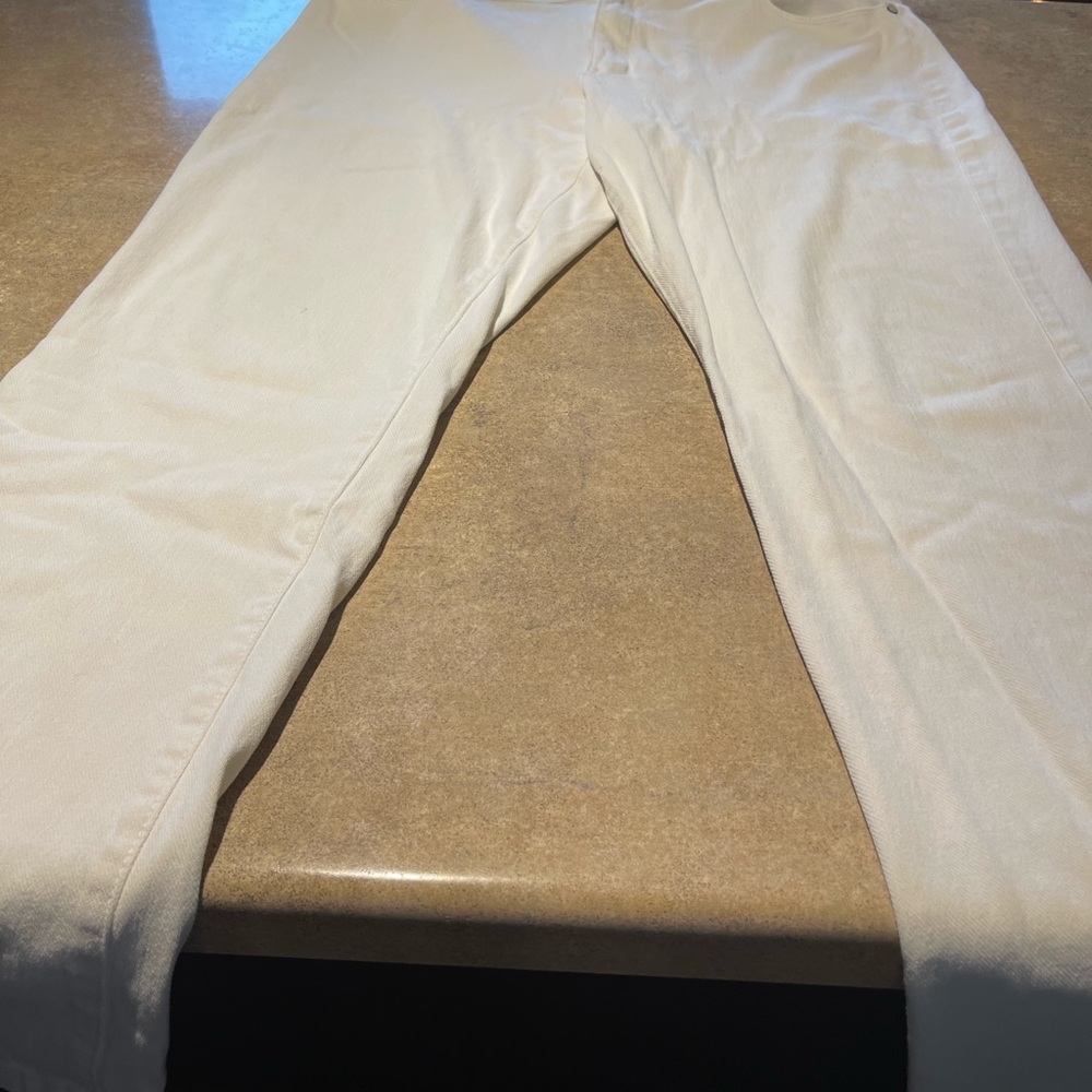 COLDWATER CREEK WHITE JEANS!  Size 16. CLASSIC FIT STRAIGHT LEG!!